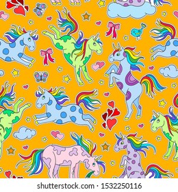 Patrón sin fisuras con divertidos unicornios de dibujos animados, corazones y estrellas iconos de parches de color sobre un fondo naranja