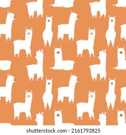 Nahtlose Muster von lustigen handgezeichneten weißen Lamas oder Alpacas auf orangefarbenem Hintergrund. Illustration für Kinder, Zimmer, Textilien, Kleidung, Karten, Packpapier.