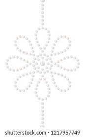 Seamless pattern of garland with flower. Embellishment made of realistic white pearl. Can be used for wedding, textile or gift paper. Precious bracelet jewelry print. Vector Illustration. 