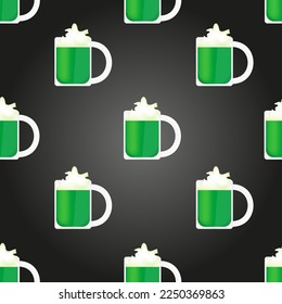 Patrón sin foco con vaso de cerveza irish verde sobre fondo negro. El concepto del día de San Patrick con una taza de bebida alcohólica tradicional. Banner del sitio web con un cóctel de bala. 