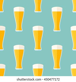 Patrón transparente con vaso de cerveza ligera. Textura vectorial.