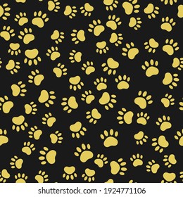 Nahtloses Muster mit goldenen Katzenpasten auf schwarzem Hintergrund. Vektorgrafik