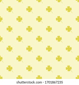 Seamless pattern with gold mosaic clover leaves. Modern background with repeating elements for packaging, printing, fabric. Vector illustration