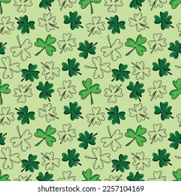 Nahtloses Muster mit grünem Klee einzeln auf grünem Hintergrund. Handgezeichnete Vektorgrafik-Skizze in doodle gravierten Vintage-Umriss-Stil. St. Patrick's Day, glücklich, botanisch, pflanzlich