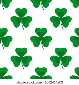 Patrón sin foco con hojas verdes de trébol sobre blanco. Ilustración vectorial con shamrock. Bello baldosa, envoltura, cubierta, textil, postal, diseño de papel pintado
