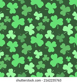Seamless pattern of green leaves clovers to St. Patrick Day. Hand-drawn vector illustration of clover for Irish holiday, background, invitation, banner, typography, print, textile, wrapping paper.