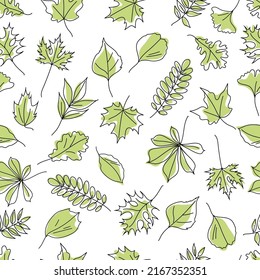 Patrón sin foco de hojas verdes sobre un fondo blanco. Hojas de varios árboles, arce, roble, castaño, acacia, ceniza, ginkgo. Arte lineal con adición de manchas de color. Vector.