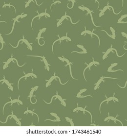 The seamless pattern with the green silhouettes of lizards