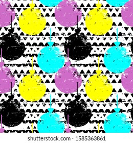 Seamless pattern with grunge christmas balls.