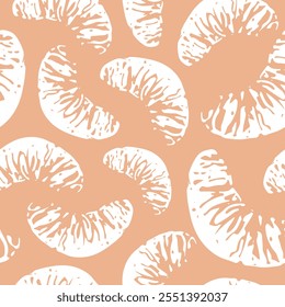 nahtloses Muster mit halben Tangerine-Symbolen im Skizzenstil mit weißen Linien auf orangefarbenem Hintergrund, für Poster, Muster oder Textilien