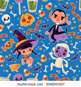 Nahtloses Muster mit Halloween-Süßigkeiten und Monstern auf blauem Hintergrund. Hexe auf einem Besen, Graf Dracula, Vampire, Mummy, Lollipops, Würmer und Süßigkeiten. Cartoon-Vektorgrafik mit Menschen