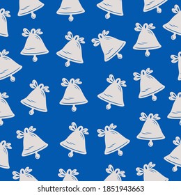 Patrón sin brillo con la campana dibujada a mano con el arco sobre un fondo azul. Doodle, simple ilustración de contorno. Se puede utilizar para la decoración de textiles, papel y otras superficies.