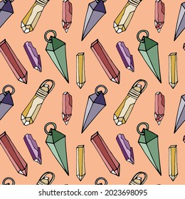Nahtloses Muster mit handgezeichneten bunten Kristallen und Anhängern auf rosafarbenem Hintergrund. Gemstone-Wiederholung der Textur.