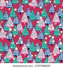 Modelo inconsútil del árbol de navidad colorido dibujado a mano en el fondo rojo