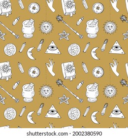 Nahtloses Muster mit handgezeichneten doodle Line Art Himmelskörper und magischen Gegenständen. Spirituelle mystische Wiederholtextur. Auf goldenem, erdgrünem Hintergrund.