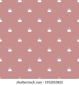 Patrón sin inconvenientes con corazones dibujados a mano y coronas sobre fondo rosado. Vector repitiendo elementos de doodle.