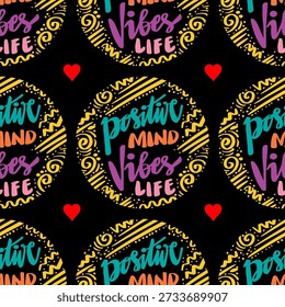 Patrón sin fisuras con letras dibujadas a mano con vibraciones de mente positiva. Antecedentes motivacionales.