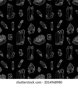 Nahtloses Muster mit handgezeichneten, monochromen weißen Kristallen und Anhängern auf schwarzem Hintergrund. Gemstone-Wiederholung der Textur.