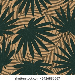 Patrón sin costuras con hojas de palma tropical dibujadas a mano sobre fondo beige.