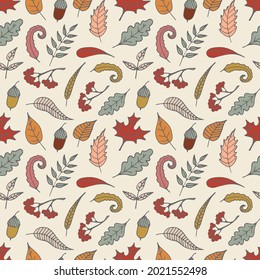 Nahtloses Muster mit handgezeichneten Herbstblättern und Akkorden auf hellgelbem Hintergrund. Botanische Illustration für Gewebe oder Wickelpapier mit rotem Gewand.