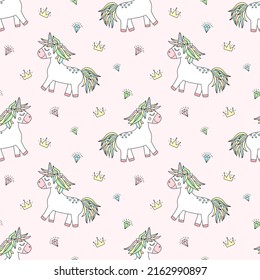 Patrón sin fisuras de los unicornios dibujados a mano con arcoiris, nubes, diamantes, corazones. Imagen de fondo vectorial para vacaciones, ducha de bebé, huellas, papel de envoltura, cumpleaños de niña.