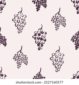 Seamless pattern of hand-drawn grape clusters on a beige background. Vineyard harvest and wine production concept. Cozy fall season. Vector autumn 