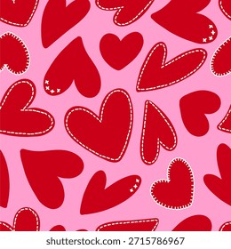 Padrão contínuo com corações vermelhos desenhados à mão e costura decorativa branca sobre fundo rosa. Ilustração vetorial romântica com efeito de costura para o Dia dos Namorados, decoração de casamento, scrapbooking e design têxtil