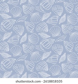 Padrão contínuo com conchas desenhadas à mão sobre fundo azul. A simples arte da linha branca cria uma sensação de litoral suave. Ideal para produtos têxteis, de embalagem ou infantis