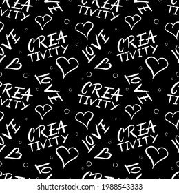 Patrón sin inconvenientes con letras escritas a mano, palabras Amor, Creatividad y corazones, círculo sobre fondo negro. Fondo vectorial. Efecto del tablero de cambios. Letras de pincel de textura. Estilo Doodle. Envoltura, papel pintado