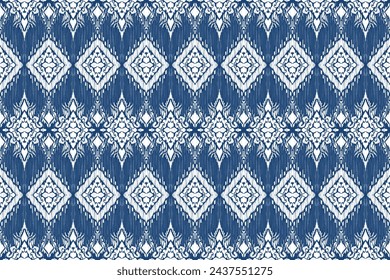 Ikat, dibujo a mano de color blanco y azul étnico, fondo texturizado ogee abstracto para textil, papel pintado, alfombra, ropa. Ilustración vectorial bohemia tradicional.