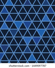Tejido de mosaico azul índigo dibujado a mano. Triángulo geométrico repetido. Tejido de diseño de superficie monocromo. El estilo japonés se pintó batik por todas partes. Vegetación masculina retro-moderna.