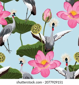 Nahtloses Muster mit japanischen Kranen und Lotusblumen mit Blättern, bestickte Sequenzen. Chinesische Krane auf blauem Hintergrund.