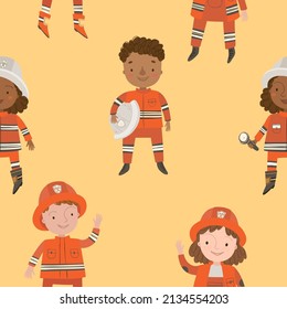 Patrón sin foco con bombero infantil con fondo amarillo. Niños de piel oscura de fondo digital con elementos dibujados a mano vectorial. Patrón sin fisuras para tela infantil, textil y papel de libro de recortes.