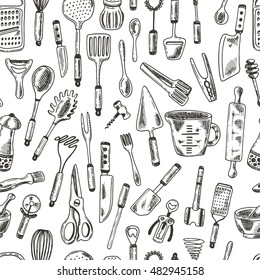 Diseño sin inconvenientes con suministros de cocina. Ilustración vectorial dibujada a mano. Peeler, gráter, cuchara, corktornillo, cortadora, molino de pimienta, cuchillo de acero, whisk, tenedor, salero y otros elementos para su diseño.