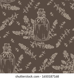 Nahtloses Muster mit Blättern und Blumen von Thymian und Flasche von Thymian-ätherischem Öl. Kosmetik, Parfüm und medizinische Anlagen. Vektorillustration handgezeichnet.