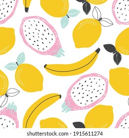Nahtloses Muster mit Zitrone, Banane und Pitahaya-Früchten auf weißem Hintergrund. Vektorgrafik zum Bedrucken von Kleidung, Verpackungspapier, Postkarten, Poster, Bannern. Geräumiger, kuscheliger Hintergrund.