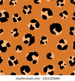 Seamless pattern with leopard pelt texture. Watercolor hand drawing. Vector illustration.
