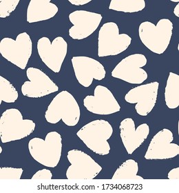 Patrón sin foco con corazones beige claro sobre fondo azul oscuro. Diseño de vectores para textiles, fondos, ropa, papel de embalaje, sitios web y papel tapiz. Ilustración de moda sin fisuras.