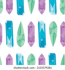Nahtloses Muster mit hellgrünen, violetten und blauen magischen Kristallen in einem einfachen minimalistischen, flachen Stil auf weißem Hintergrund