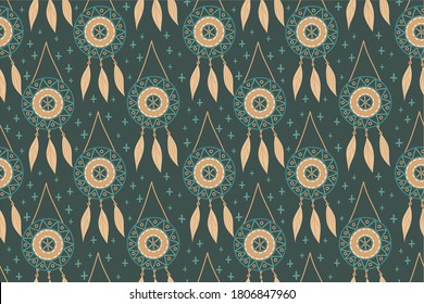 Patrón sin foco con mágicos captadores de sueños con cuentas, plumas en un fondo oscuro. Ilustración vectorial, patrón retro, colección de doodles étnicos, diseño tribal. Diseño para tarjetas, tejidos, ropa