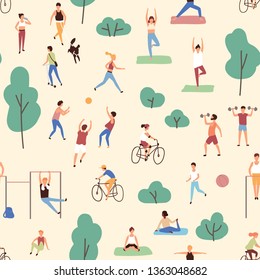 Patrón sin problemas con hombres y mujeres que realizan actividades físicas o deportivas en el parque. El entorno es ideal para practicar fitness al aire libre. Ilustración vectorial de caricatura plana para papel envolvente, impresión textil.