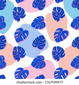 Patrón sin foco con hojas de monstera. Ilustración veraniega en tonos azules y rosas. Ilustración vectorial plana.