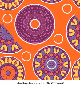 Patrón sin fisuras de formas multicolores ornamentadas y círculos blancos sobre un fondo anaranjado. Ilustración del vector