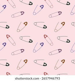 Modelo inconsútil de los pernos de seguridad multicolores en el fondo rosado suave con una mezcla de diseños abiertos y cerrados dispuestos en un diseño diagonal