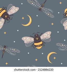 Patrón sin inconvenientes con abejas místicas y libélulas. Insectos celestes con luna y estrellas. Antecedentes bóhemios mágicos