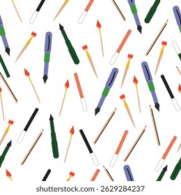 Padrão contínuo com objetos usados para escrever; pincel, caneta e caneta tinteiro padrão contínuo