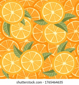 Nahtlose Muster orangefarbener Zitrusfrüchte, halbiert und mit grünen Blättern geschnitten, flache Vektorgrafik