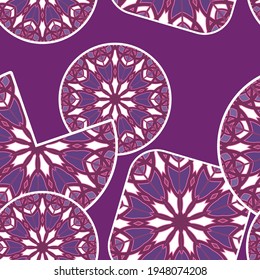 Nahtloses Muster mit verzierten geometrischen Formen, zufällig auf violettem Hintergrund platziert. Vektorgrafik