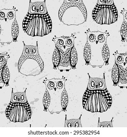 Seamless pattern with owls on grunge background.