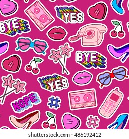 Patrón sin inconvenientes con parches, etiquetas, insignias, pines con celulares, lentes en forma de corazón, labios, chupetes, palabras "Sí", "Adiós", "No", disquetes, mezclas en estilo cómico de los 80.Fondo rojo. 